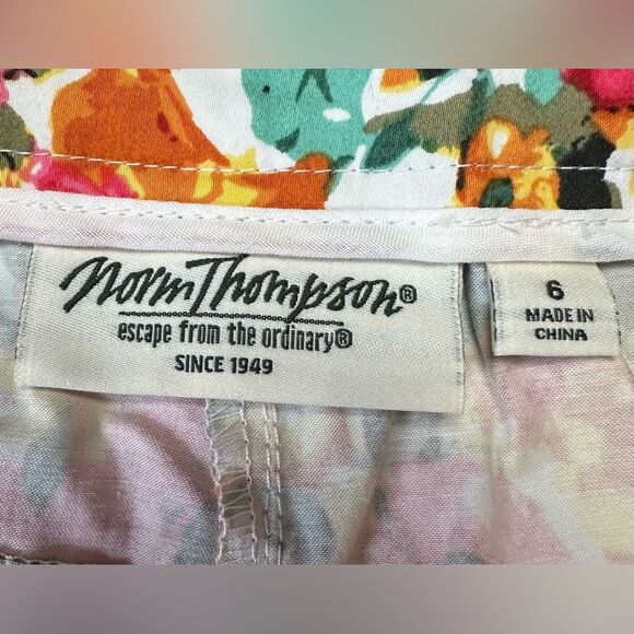 Norm Thompson Vibrant Floral Print Cropped Pants. Size 6. Beautiful!! - Picture 7 of 8